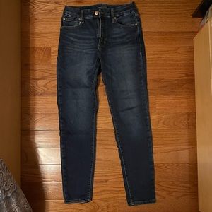 This has only been worn a few times and is in great condition!